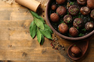 Tereyağı, maydanoz ve kavrulmuş sarımsak kahverengi kase pişmiş petrol mantar