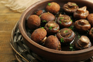 Tereyağı, maydanoz ve kavrulmuş sarımsak kahverengi kase pişmiş petrol mantar