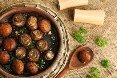 Tereyağı, maydanoz ve kavrulmuş sarımsak kahverengi kase pişmiş petrol mantar