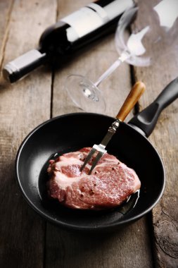 Ahşap arka plan üzerinde mermer sığır eti biftek ve şarap şişe