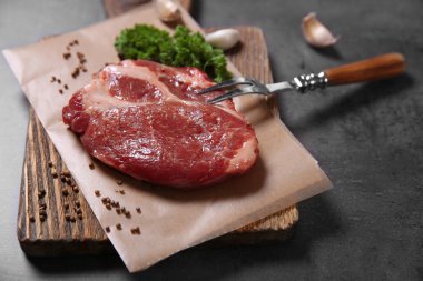 Mermer sığır eti biftek ve baharat ahşap arka plan üzerinde