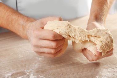 Ahşap masa üzerinde pizza hamur yoğurma eller yakın çekim