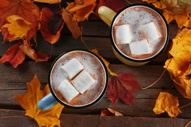 Lezzetli kakao ve hatmi masanın üzerine metal eski moda kupalar