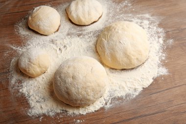 Unlu ahşap tahta üzerinde pizza hamur topları
