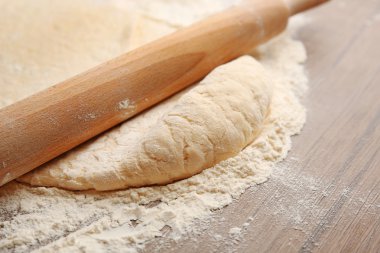 Pizza için Hamur ve ahşap masada merdane.