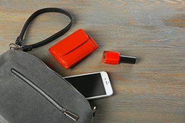 Bayanlar çanta gri arka plan üzerinde