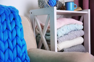 El giysiler bir odada bir raf yapımı