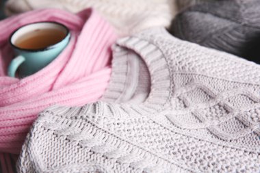 Çay bir fincan eşarp sarılmış ve giysileri yanında closeup sıcak