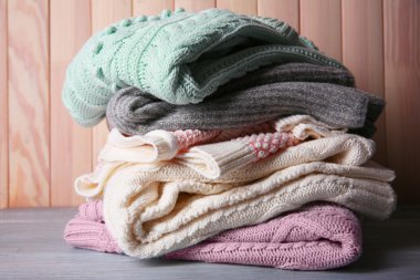 Ahşap duvar arka plan üzerinde sıcak giysiler