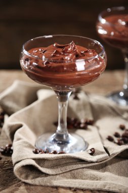 Ahşap arka plan üzerinde bardaklarda çikolata tatlı