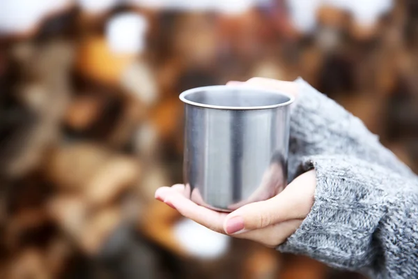 Taza de café de mano, al aire libre — Foto de Stock