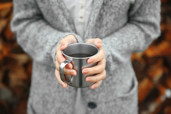 Hand som håller kaffekoppen, utomhus — Stockfoto