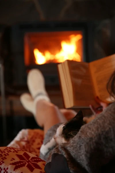 Kobieta odpoczywająca z książką — Zdjęcie stockowe
