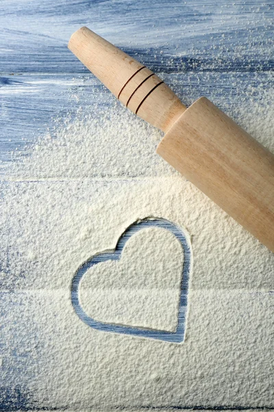 Corazón de harina y rodillo sobre fondo de madera de color —  Fotos de Stock