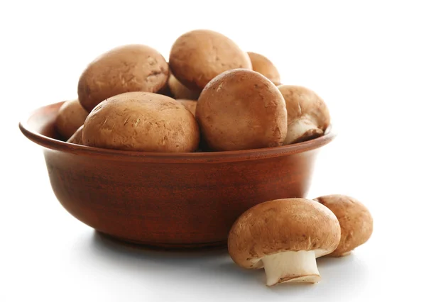 Champignons dans un bol, isolés sur blanc — Photo