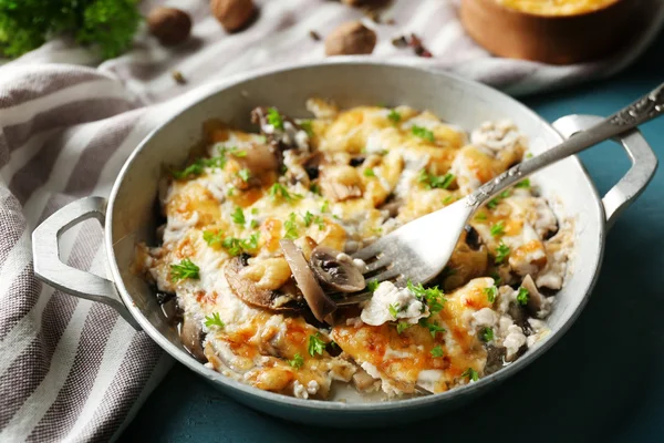Смажені гриби, курячі та сирні решітки на сковороді, на кольоровому дерев'яному фоні — стокове фото