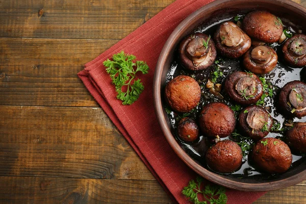 Cogumelos de champinhons assados com manteiga, salsa e alho assado em tigela marrom — Fotografia de Stock