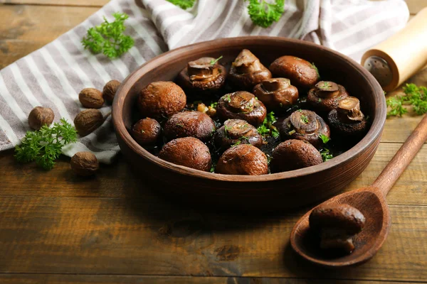 Cogumelos de champinhons assados com manteiga, salsa e alho assado em tigela marrom — Fotografia de Stock