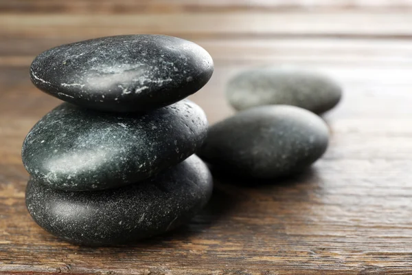 Piedras de spa sobre fondo de madera —  Fotos de Stock