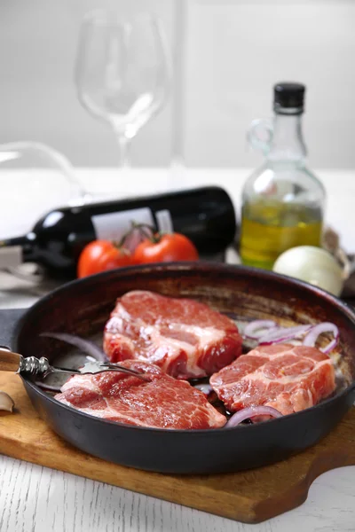 Steak de boeuf marbré et bouteille de vin sur fond en bois — Photo