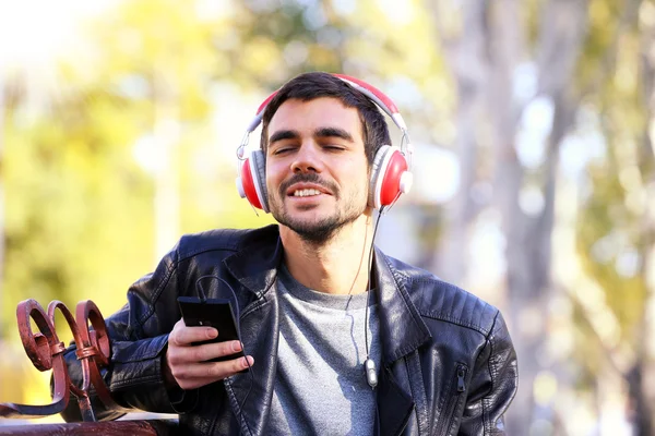 Homme écoutant de la musique en plein air — Photo