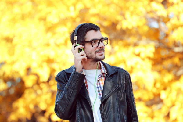 Homme écoutant de la musique dans un parc — Photo