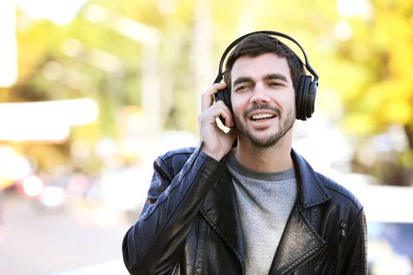 Homme écoutant de la musique en plein air — Photo