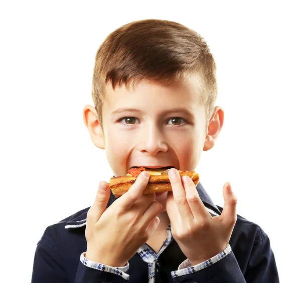 Kleiner Junge isst Pizza isoliert auf Weiß — Stockfoto