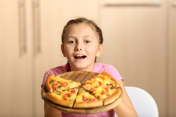 Menina comendo pizza em casa — Fotografia de Stock