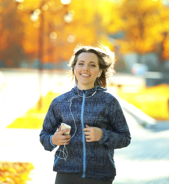 Joven mujer corriendo — Foto de Stock