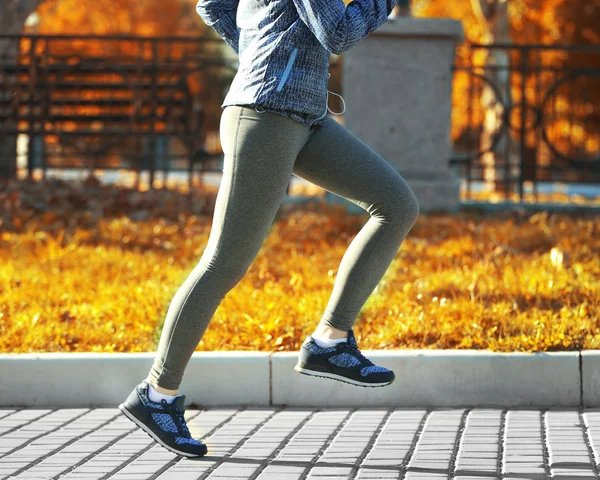 Młoda kobieta jogging w parku — Zdjęcie stockowe