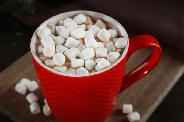 Uma xícara de cacau saboroso e marshmallow na mesa — Fotografia de Stock