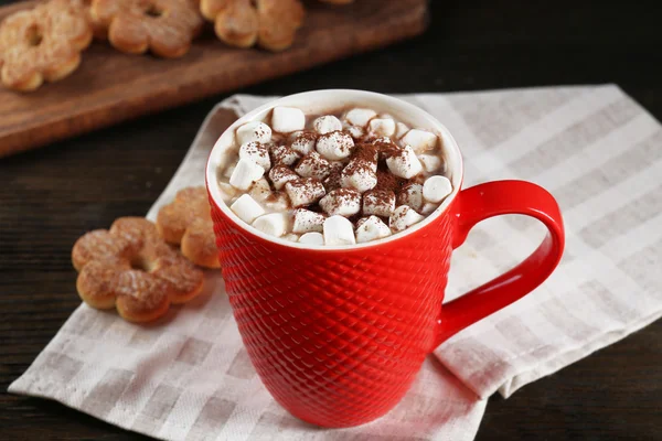 Une tasse de cacao savoureux et guimauve sur la table — Photo