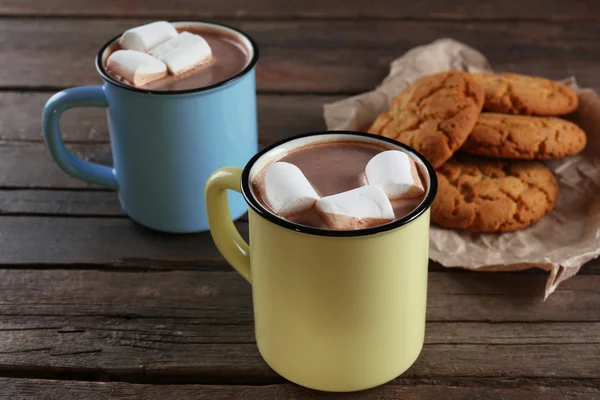 Smakelijke cacao en marshmallow in metalen ouderwetse mokken op tafel — Stockfoto