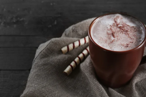 Une tasse de cacao savoureux sur une table en bois, gros plan — Photo