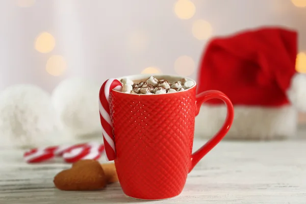 Una tazza di gustoso cacao e marshmallow su sfondo sfocato — Foto Stock
