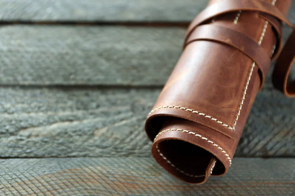 Ledertasche auf Holzgrund — Stockfoto