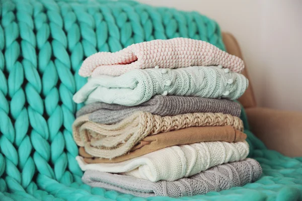 Pletené oblečení na pohovce — Stock fotografie