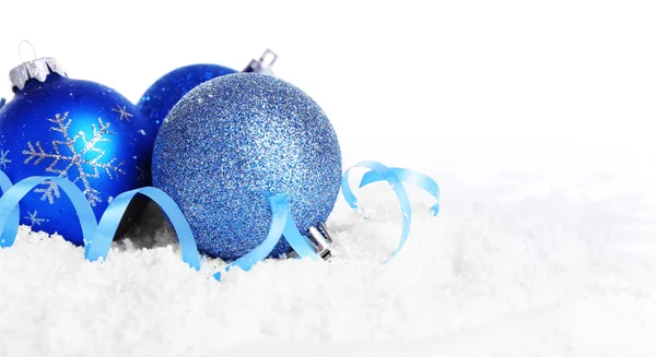 Bolas de Natal na neve com fundo branco — Fotografia de Stock