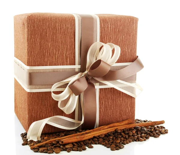 Hermoso regalo con arco y granos de café aislados en blanco —  Fotos de Stock