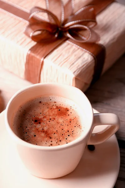 Hermoso regalo, taza con café — Foto de Stock