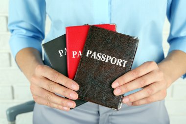 pasaport holding eller