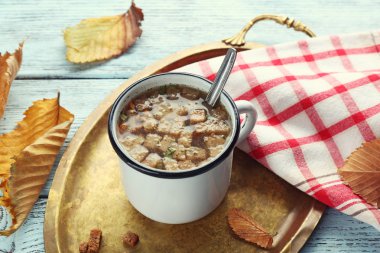 Bir tablo üzerinde metal tepsi çorba fincan