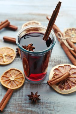 Lezzetli mulled şarap ve baharat, mavi ahşap arka plan üzerinde yakın çekim