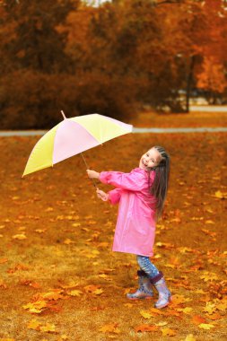 Güzel küçük kız şemsiye Park ile