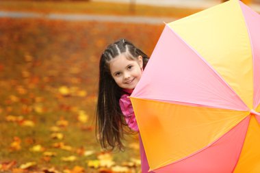 Güzel küçük kız şemsiye Park ile