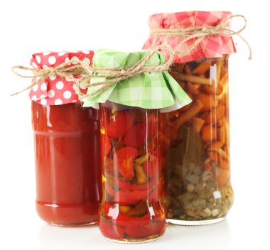 Kavanoz turşu sebze üzerinde beyaz izole ile