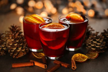 Baharatlı sıcak şarap ve ahşap arka planda Noel ağacı.