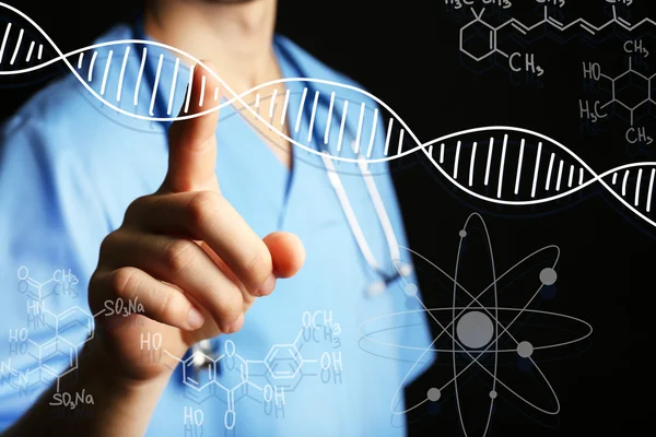 DNA molekülü ile çalışan doktor