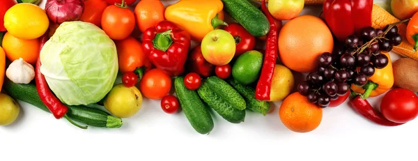 Högen av frukt och grönsaker isolerad på vit — Stockfoto